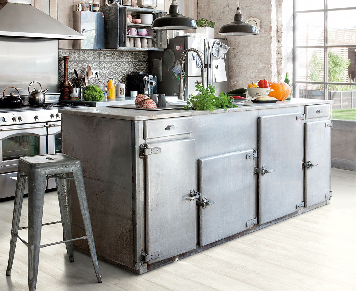 Keuken met vinyl vloer met houtlook Artisanale Planken Grijs - reclaimed dessin. Quick-Step Livyn collectie Balance