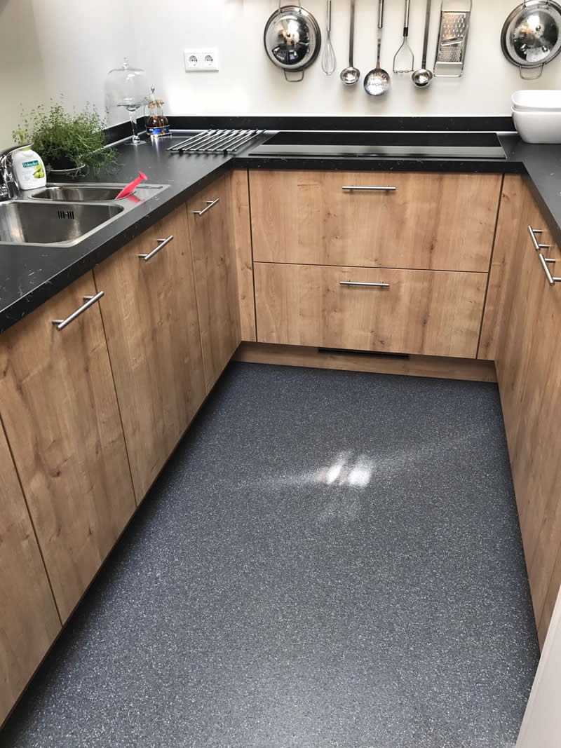 Houten keuken met Unica troffelvloer: een robuuste, slijtvaste en onderhoudsvriendelijke vloer. Ook voor natte ruimtes! #troffelvloer #unica #keukenvloer #keuken