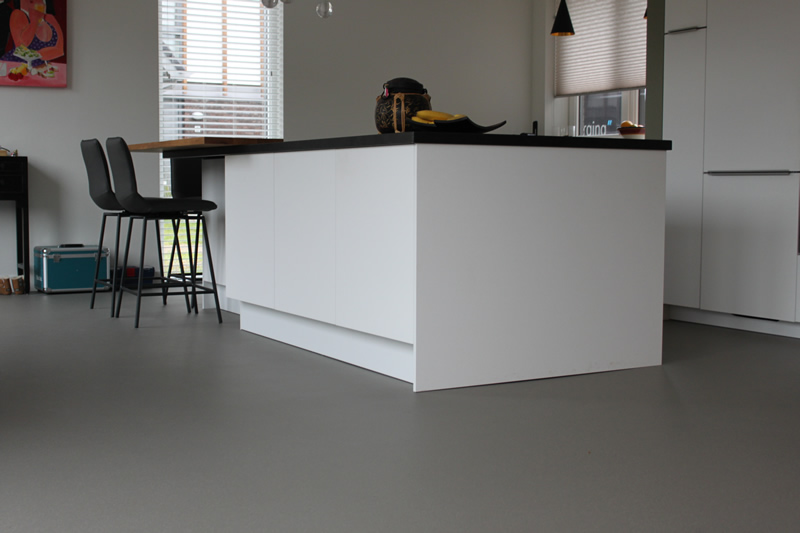 Woonkeuken met Unica troffelvloer: een robuuste, slijtvaste en onderhoudsvriendelijke vloer. Ook voor natte ruimtes! #troffelvloer #unica #keukenvloer #keuken