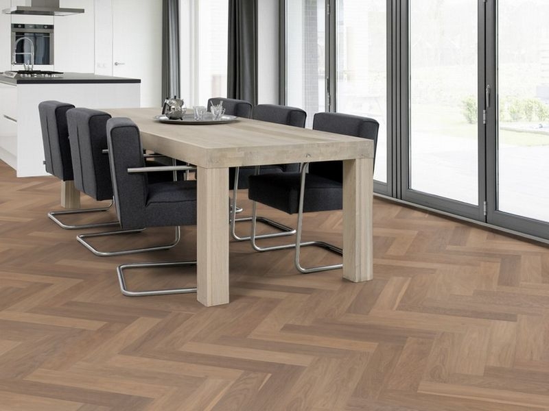 Houten vloer eetkamer en keuken - Solidfloor New Classics visgraat