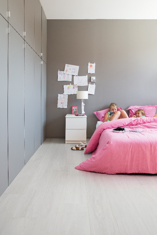 Vinyl vloer met houtlook licht grijs eiken - Viligno light grey oak #slaapkamer