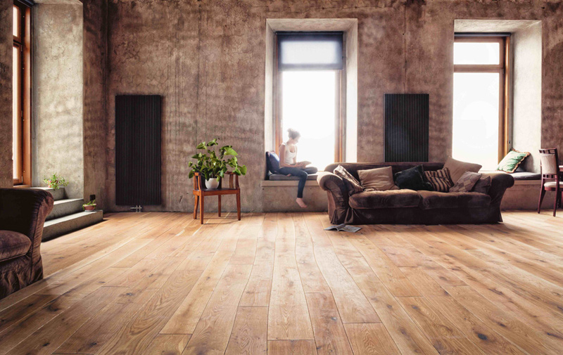 Houten vloer waarvan de planken de natuurlijke kromming van de boom volgen via Bolefloor