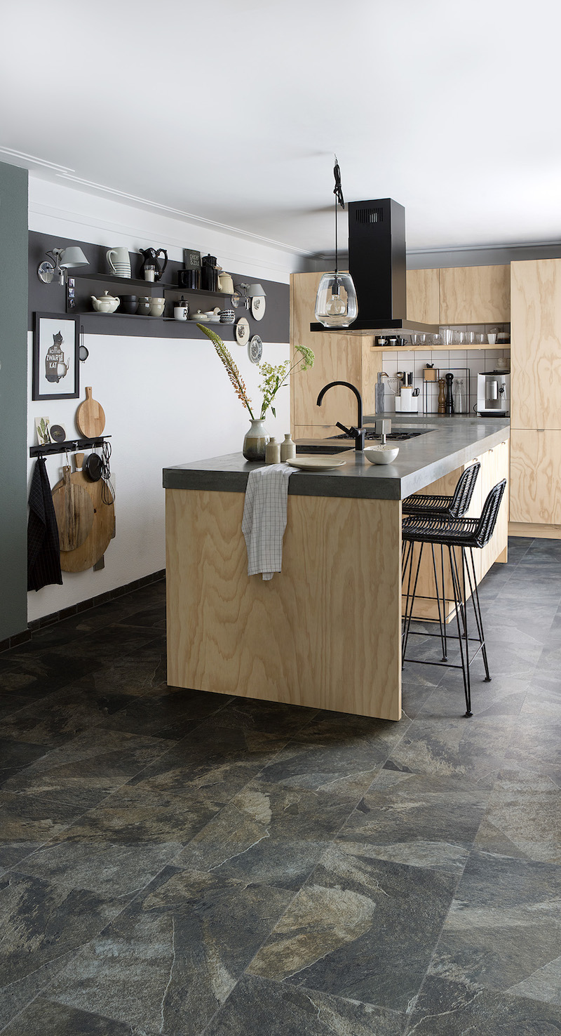 PVC vloer met natuursteen-look in de keuken. Mustang Slate van Moduleo #moduleo #vloer #pvc #pvcvloer #keukenvloer #natuursteen