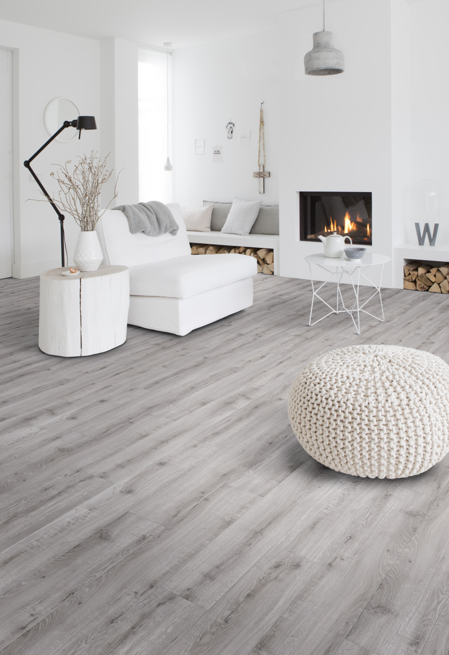 Woonkamer interieur met PVC vloer met hout dessin. Onderhoudsvriendelijke en slijtvaste vloeren met natuurlijke houtlook. De nieuwste dessins van Moduleo Select #interieur #interieurinspiratie #vloer #pvc #pvcvloer #houtenvloer #moduleo