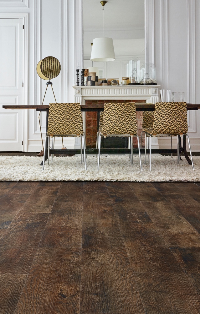 Interieur met houtlook vloer van vinyl. Via Moduleo