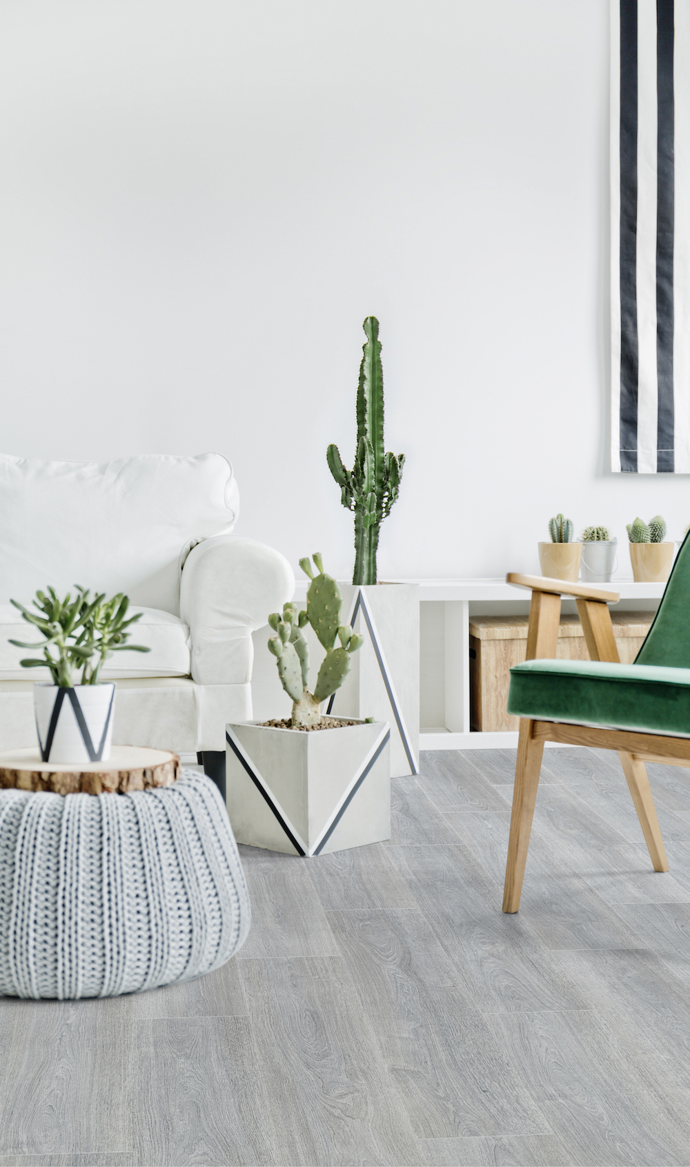 In de huidige interieurtrends zien we een voorliefde voor planten, cactussen en alles wat eigenlijk maar een tropische look heeft. De duurzame pvc vloeren van Moduleo zijn verkrijgbaar in allerlei look-a-likes van tropische houtsoorten. Natuurlijk met de voordelen en gebruiksgemak van een pvc vloer. Deze vloeren kunnen op elke plek in huis worden gelegd. #moduleo #pvc #interieur #vloer #cactus 