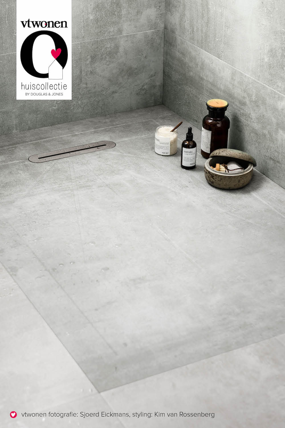 Badkamer - inloopdouche met vtwonen tegels by Douglas & Jones. Betonlook Mold #badkamer #tegels #badkamertegels #vtwonen #douglasjones #inloopdouche #douche