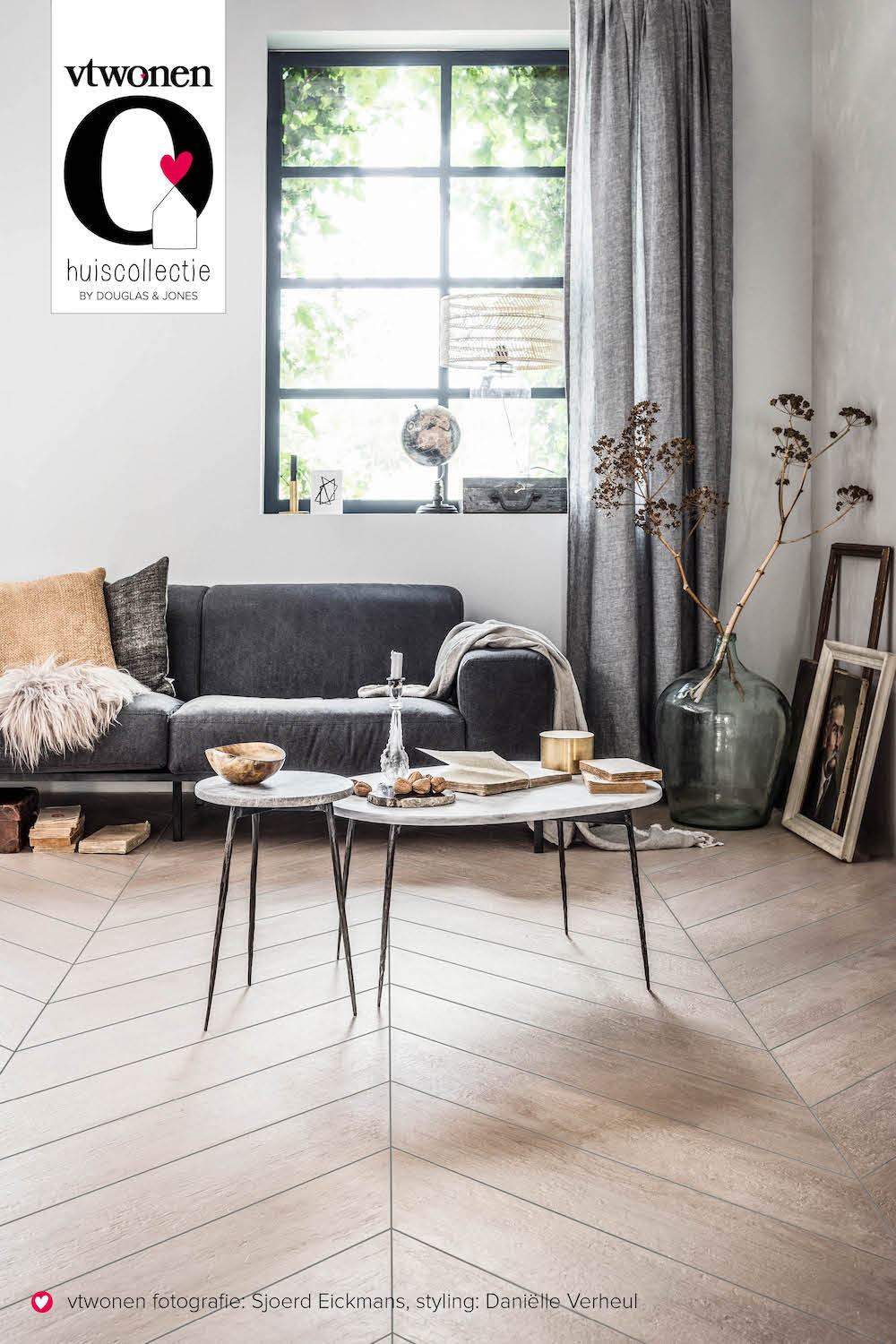 Een klassiek visgraatpatroon zorgt voor een fraai en levendig effect in je interieur. De tegels uit de serie Woodstone van vtwonen by Douglas & Jones. Foto: Jeroen van der Spek, styling Cleo Scheulderman #vtwonentegels #vloer #visgraat #interieurinspiratie 