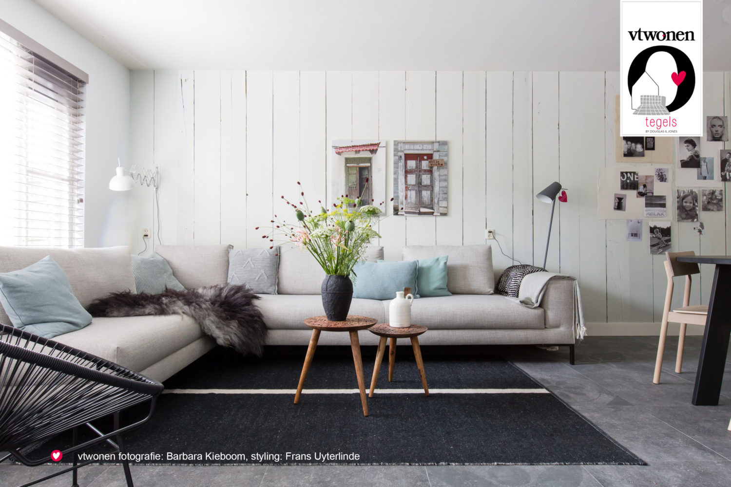 Interieur met vloertegels uit de vtwonen by Douglas & Jones collectie serie Hormigone #vtwonen #tegels #vloer #douglasjones #interieur #tegelvloer