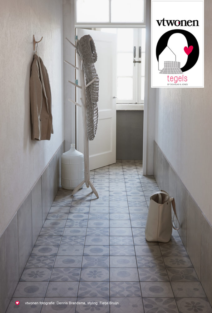 Interieur: hal met vloertegels van vtwonen bij Douglas & Jones serie Neo #interieur #vloer #vtwonen #tegels #vloertegels #douglasjones