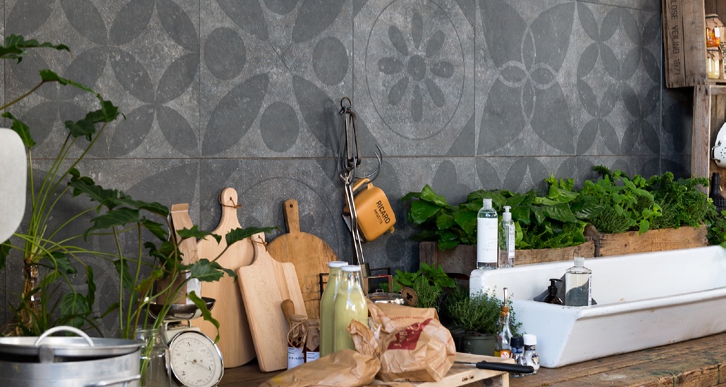 Keuken met wandtegels Hormigone uit de vtwonen by douglas & jones collectie - Hormigone serie #wandtegels #keuken #hormigone #vtwonen #douglasjones #tegels #keukentegels