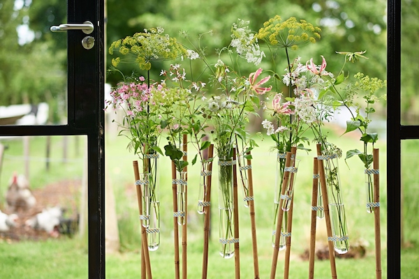 Bloemen aan bamboe