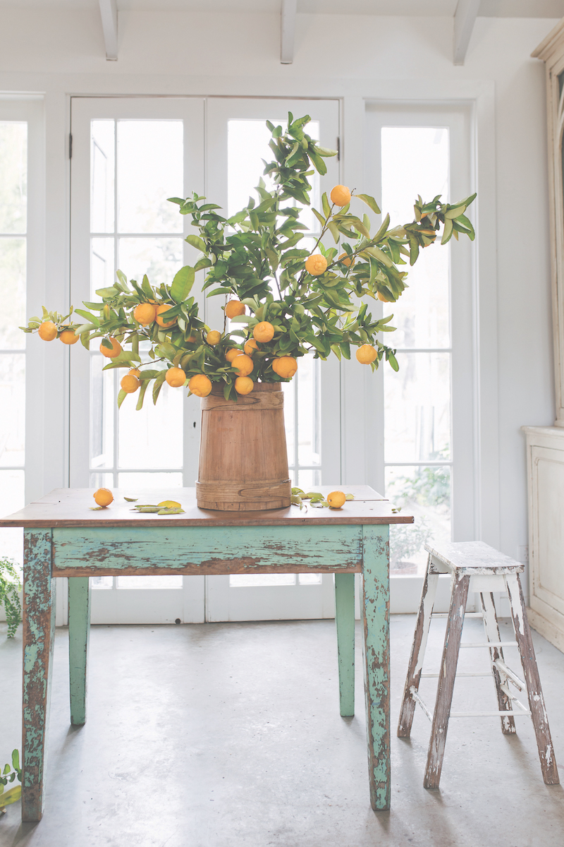 Een huis vol bloemen. Inspiratie. Boeket op tafel