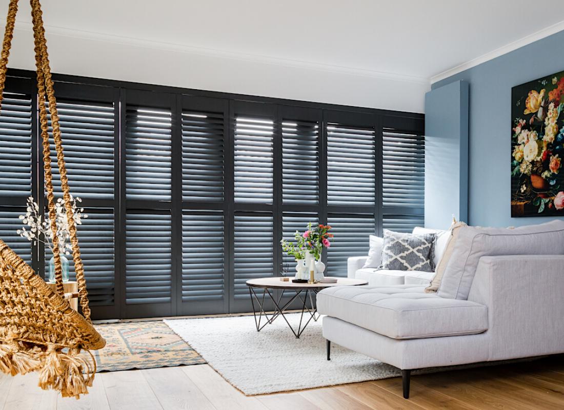 Shutters als raambekleding. Zwarte shutters. Jasno shutters #shutters #jasno #interieur #raambekleding #zonwering