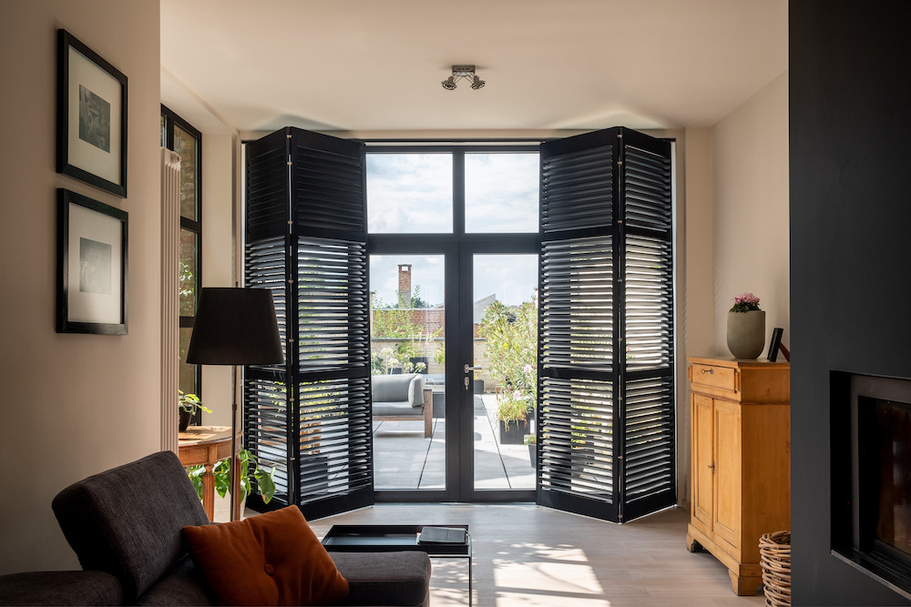 Raamdecoratie trends van 2022. Shutters in donkere kleuren #shutters #raambekleding #raamdecoratie #trends #interieur #jasnoshutters