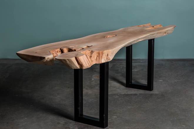 FotoUnieke tafels van oud hout
