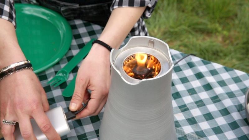 Enki Stove om buiten te koken. Deze hippe vuurpot brandt op biomassa. Kleine takjes, houtsnippers of pelletkorrels zorgen ervoor dat de Wild, zo heet de vuurpot, overal kan branden, zonder rook kan branden. Gebruik de Wild op de camping, op het strand, in het park of in de tuin.