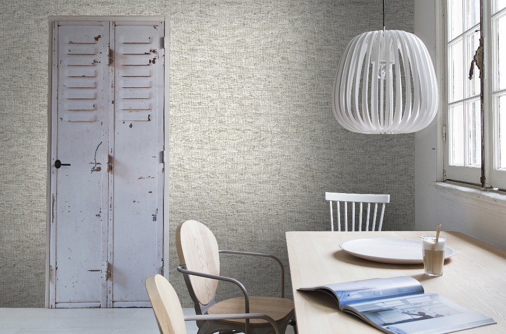 Behang Fiber heeft een linnen print en verandert een saaie muur in een warme, aaibare wand. Mret deursticker locker van Graham&Brown - VT Wonen collectie