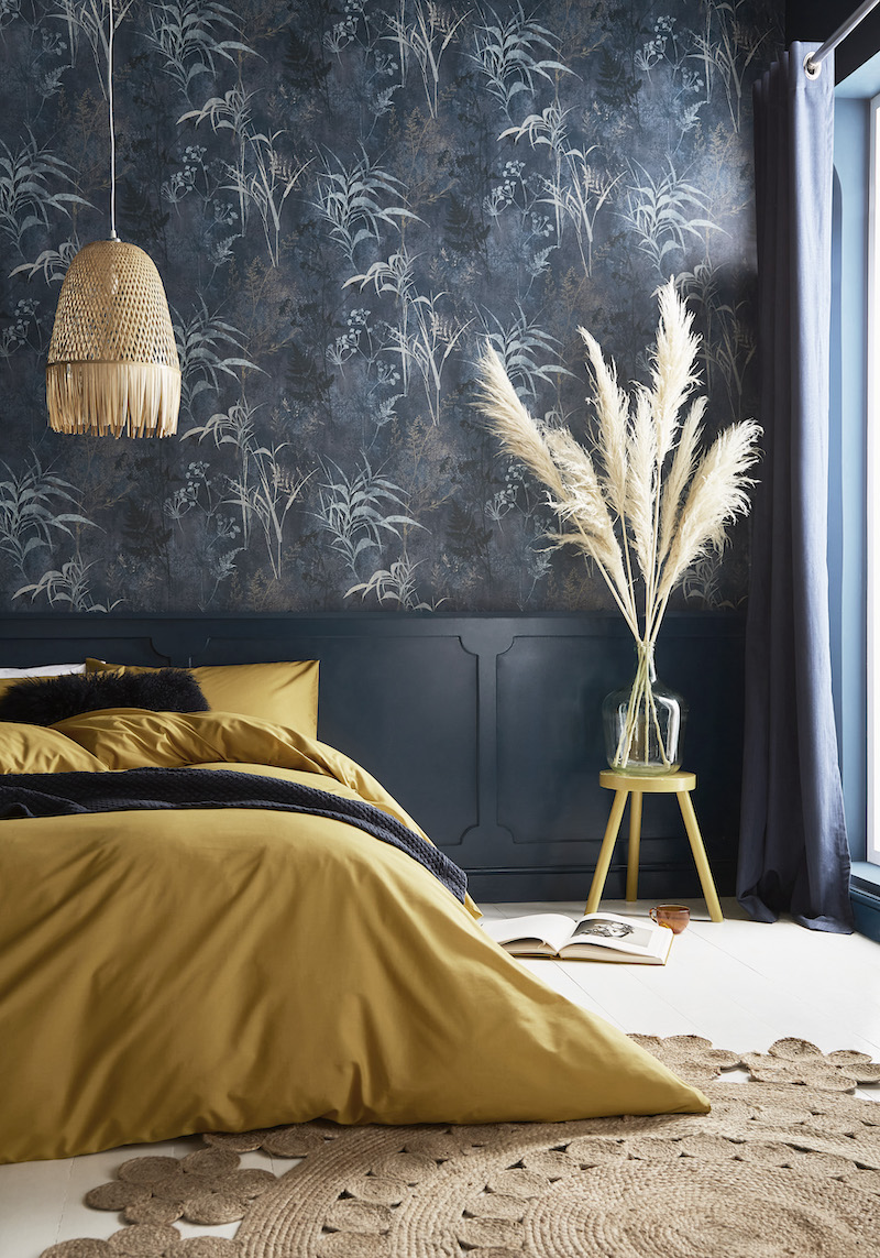 Interieurtrends: behang van het jaar 2022 Restore midnight van Graham & Brown #interieurtrends #interieur #behang  #trends #interieur2022 #slaapkamer #slaapkamerinspiratie