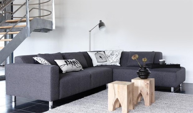 Interieur strakke bank met houten krukjes - House of MayFlower