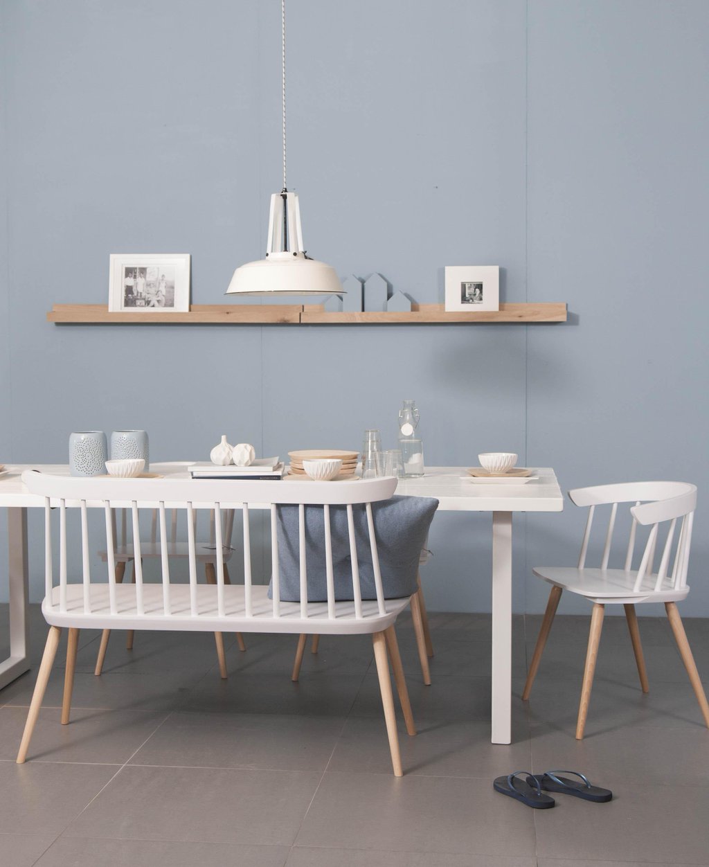 Scandinavisch interieur met houten tafel en stoeltjes - House of MayFlower