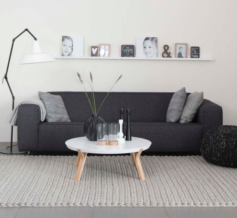 Interieur strakke bank met poef en witte houten salontafel - House of MayFlower