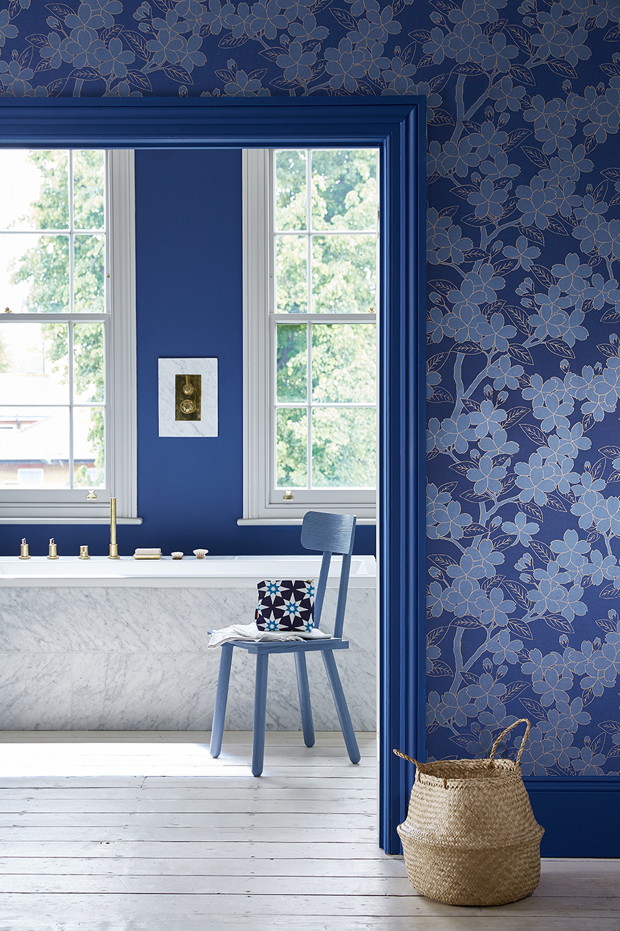 Interieur blauw en wit. Behang en verf Little Greene