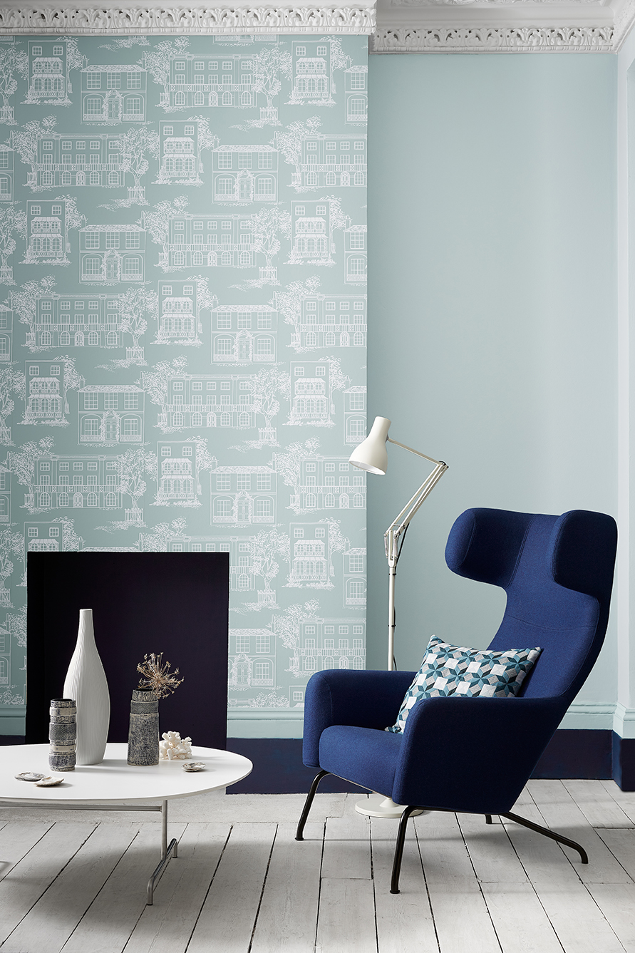 Interieur met blauw behang huisjes Little Greene