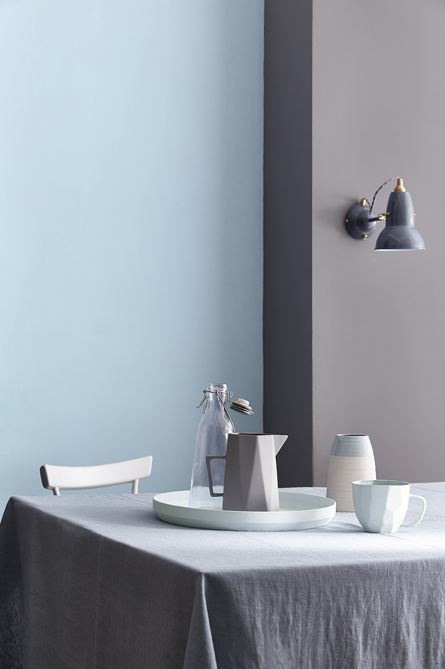 Verschillende blauw en grijstinten op de muur. Muurverf van Little Greene