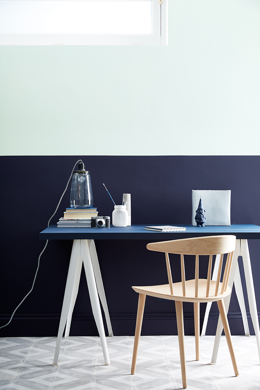 Verschillende blauw tinten op de muur. Verf Little Greene