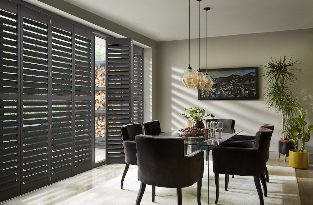 Shutters woonkamer. Shutters voor de tuindeuren #eetkamer #woonkamer #shutters #tuindeuren #luxaflex #inspiratie