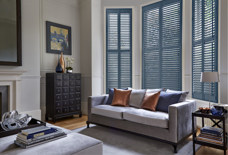 Shutters in de woonkamer. Blauwe shutters #interieur #interieurinspiratie #shutters #woonkamer #luxaflex