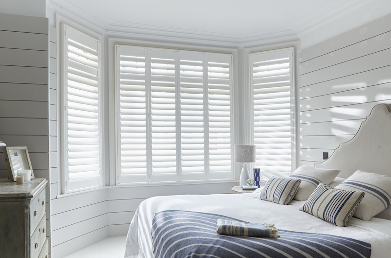 Shutters in de slaapkamer #slaapkamer #shutters #inspiratie #raambekleding #luxaflex