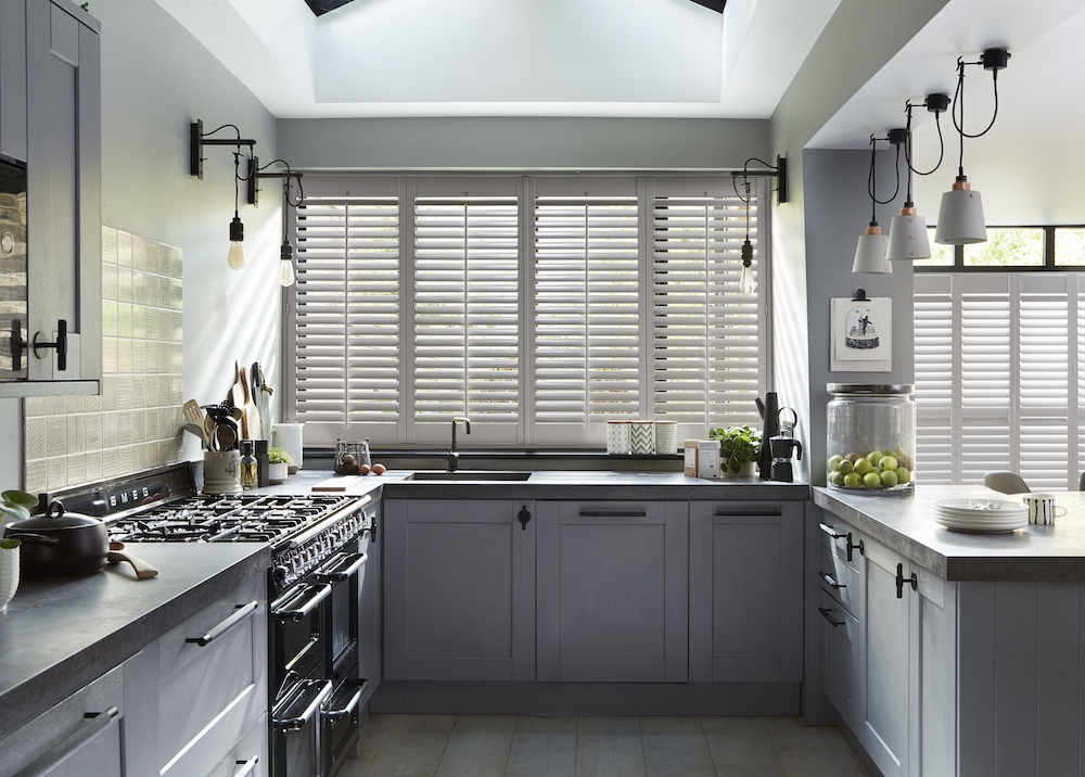 Shutters in de keuken #shutters #keuken #keukenidee #keukeninspiratie #raambekleding #luxaflex