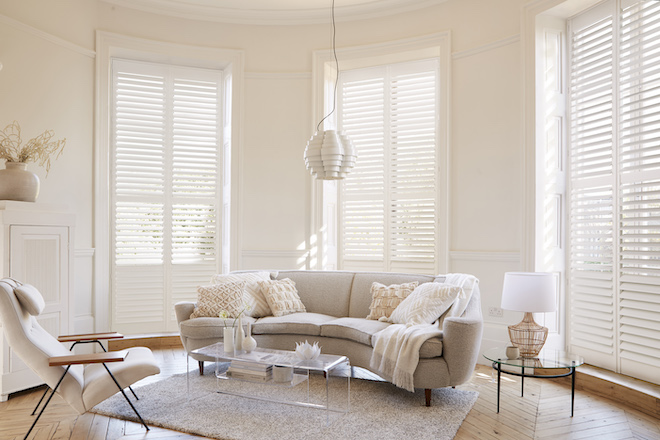 Shutters in de woonkamer. Interieur inspiratie #shutters #woonkamer #raambekleding #luxaflex