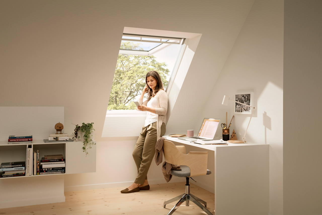 De ideale thuiswerkplek #thuiswerken #thuiswerkplek #werkkamer #velux #dakraam