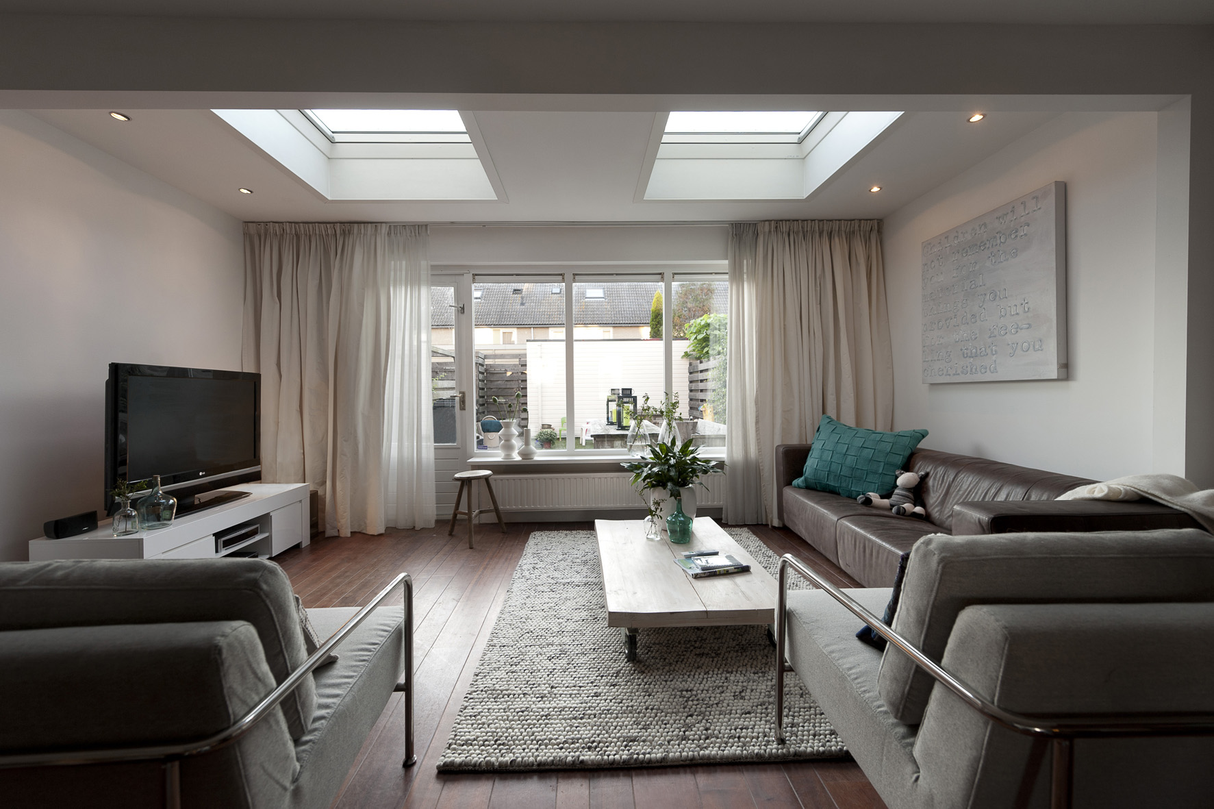Woonkamer uitbouw met VELUX lichtkoepels met zonwering