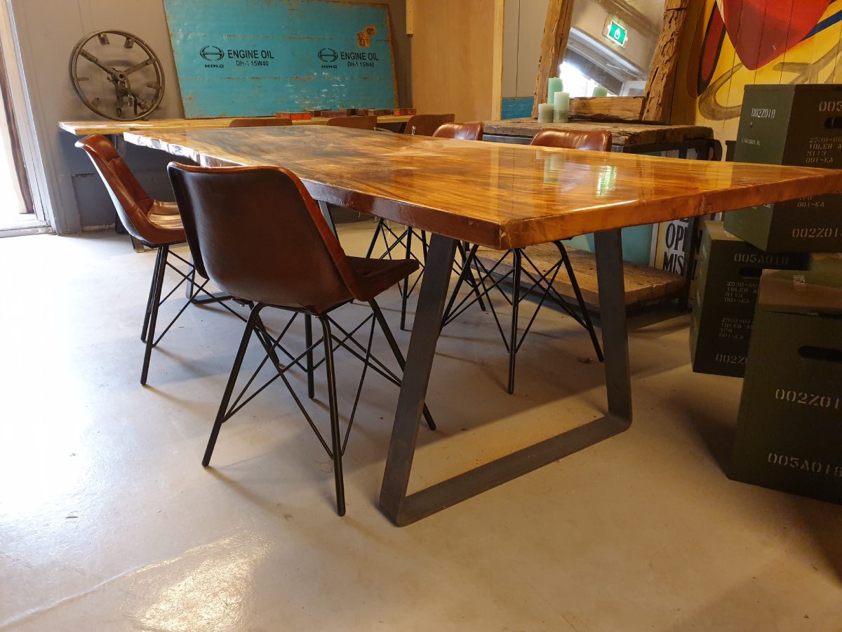 Woodindustries op maat gemaakte houten tafel epoxy #tafel #houtentafel #woodindustries