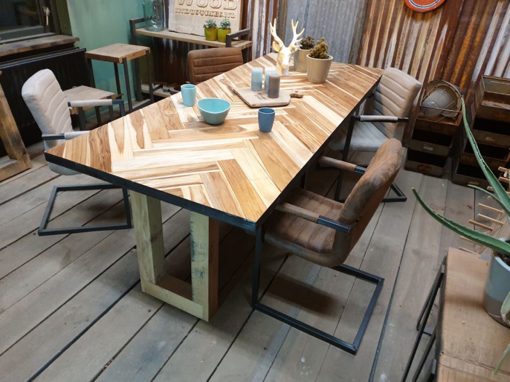 Houten tafel visgraat. Unieke houten visgraat tafel op maat gemaakt. Woodindustries. #woodindustries #tafel #houtentafel #visgraat #tafelopmaat