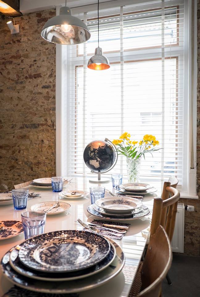 Interieur van CSAR Guesthouse in Brugge Belgie - tafel eetkamer