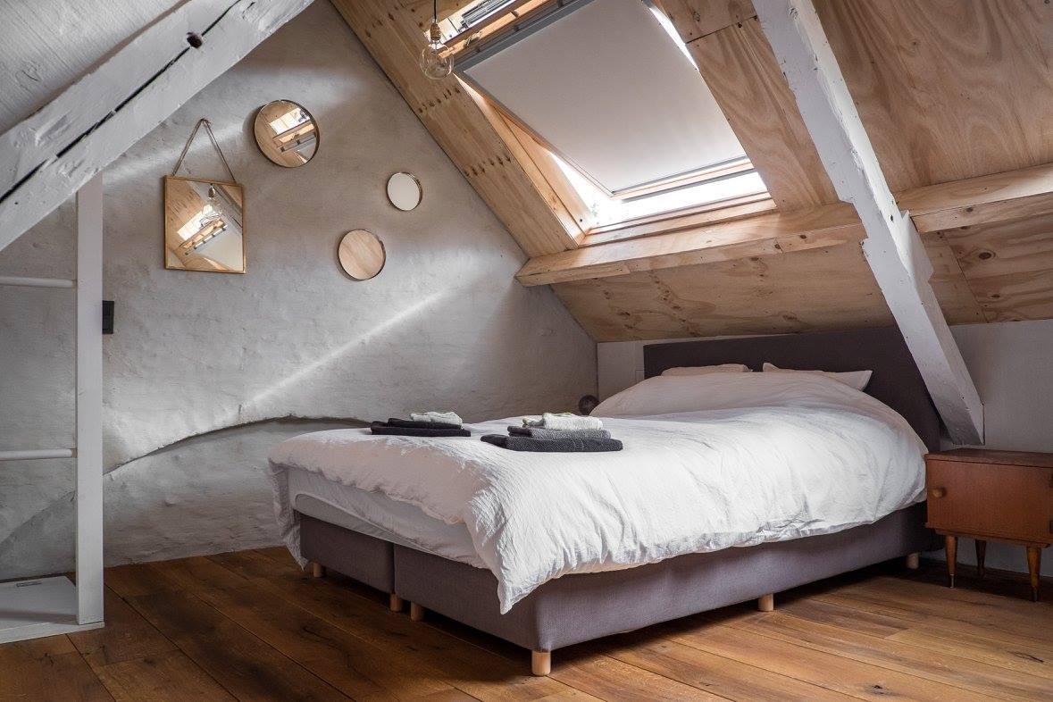 Interieur van CSAR Guesthouse in Brugge Belgie - slaapkamer op zolder