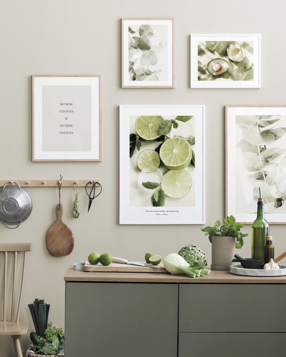 Groene keuken. Keukeninspiratie voor de wand #keuken #inspiratie #keukenidee #posters #groen #desenio