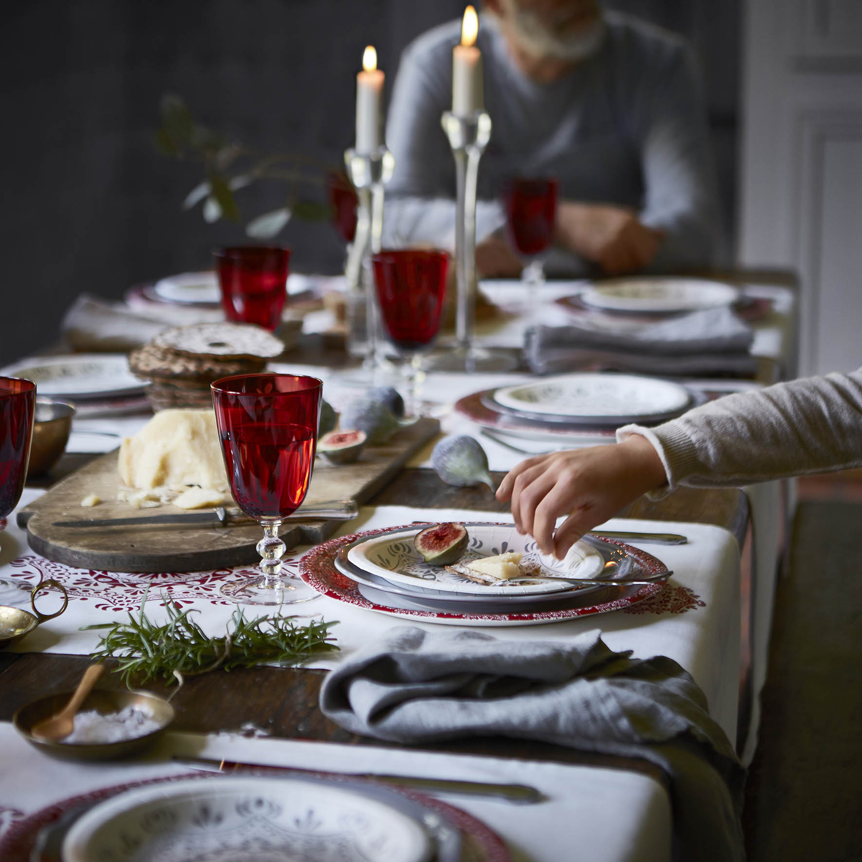 Kerst 2015. . Met de nostalgische tafelkleden en bijpassend servies uit de VINTER 2015 collectie is de tafel meteen klaar voor een sfeervol kerstdiner. Ikea