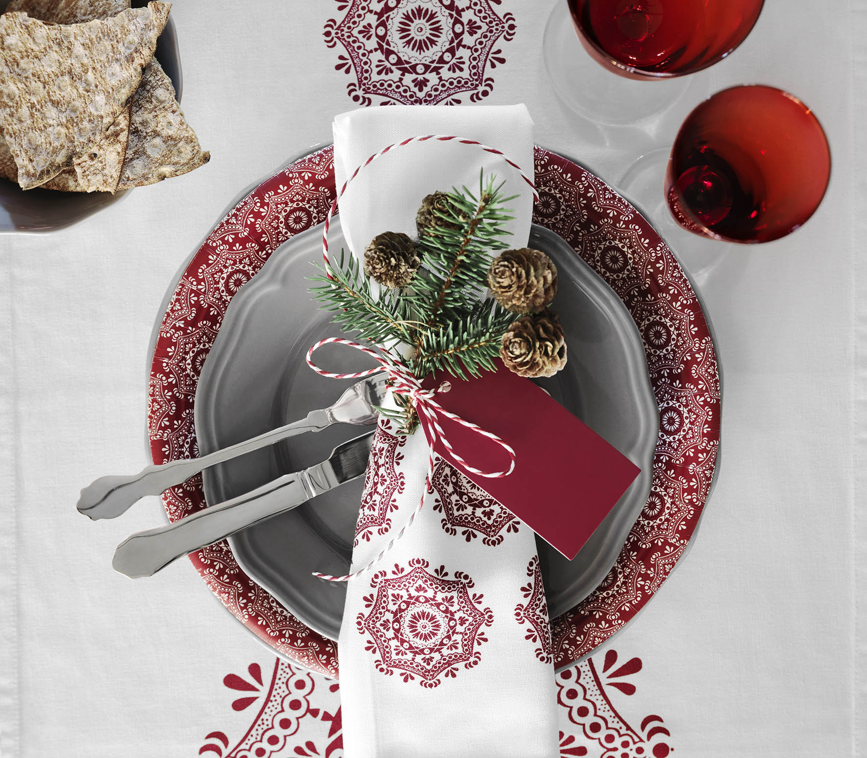Kerts 2015. Met de nostalgische tafelkleden en bijpassend servies uit de VINTER 2015 collectie is de tafel meteen klaar voor een sfeervol kerstdiner. Ikea