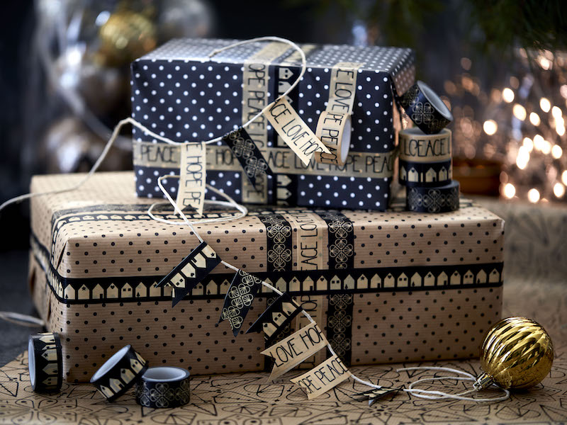 De luxe VINTER cadeauboxen en -tassen met folklore prints zijn een cadeau op zich. Personaliseer je cadeaus met feestelijke stickers en tape. #kerst #cadeaus