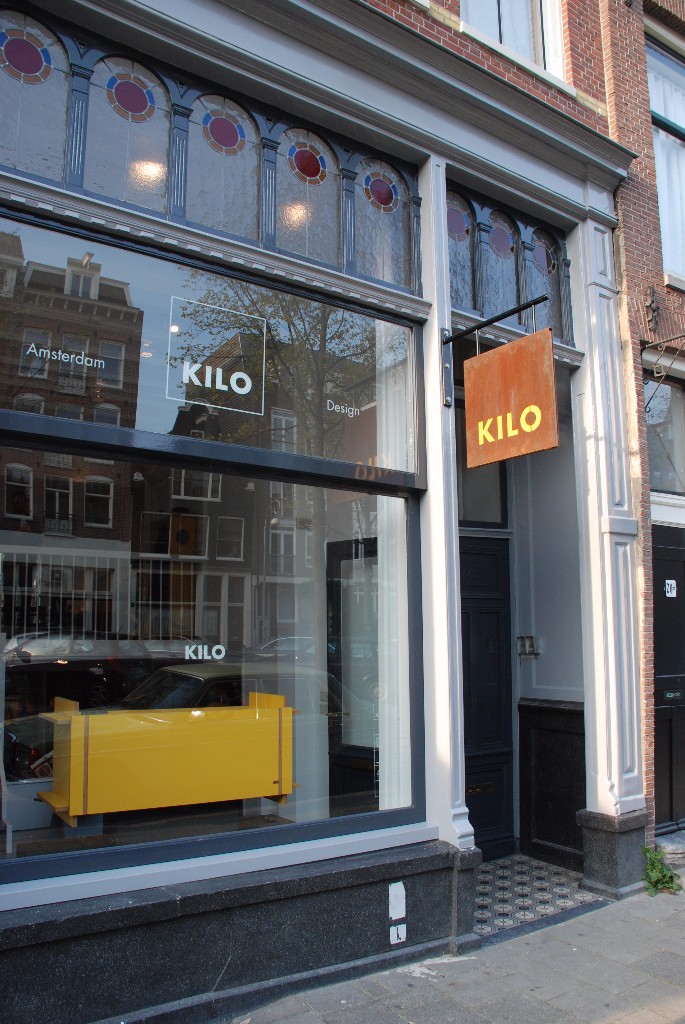 Dutch Design in Amsterdam. Winkel Kilo in de Westerstraat. . KILO is een uniek ‘flat pack’ meubelmerk van Amsterdamse bodem, gemaakt zonder schroeven, spijkers of lijm. Je meubelstuk wordt live in de winkel gemaakt, waarna je het direct thuis zonder gereedschap in elkaar kunt zetten. #kilo #dutchdesign #meubels #amsterdam 