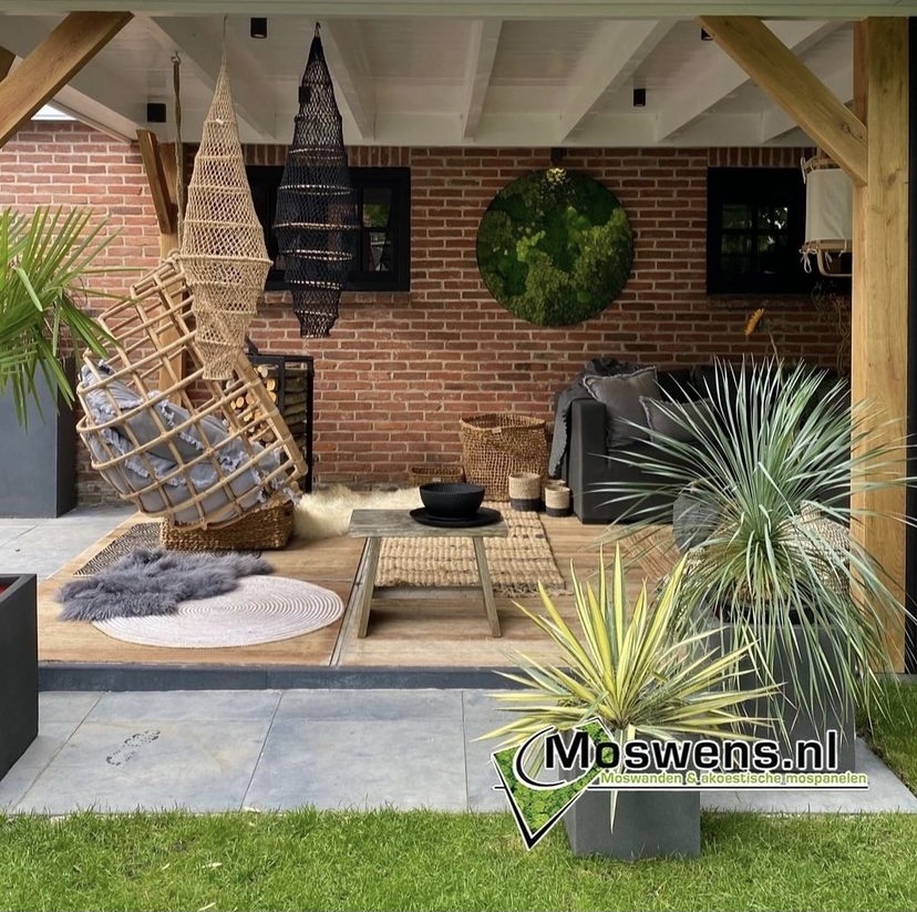 Veranda met muurdecoratie mosschilderij van Moswens #moswens #mosschilderij #tuin