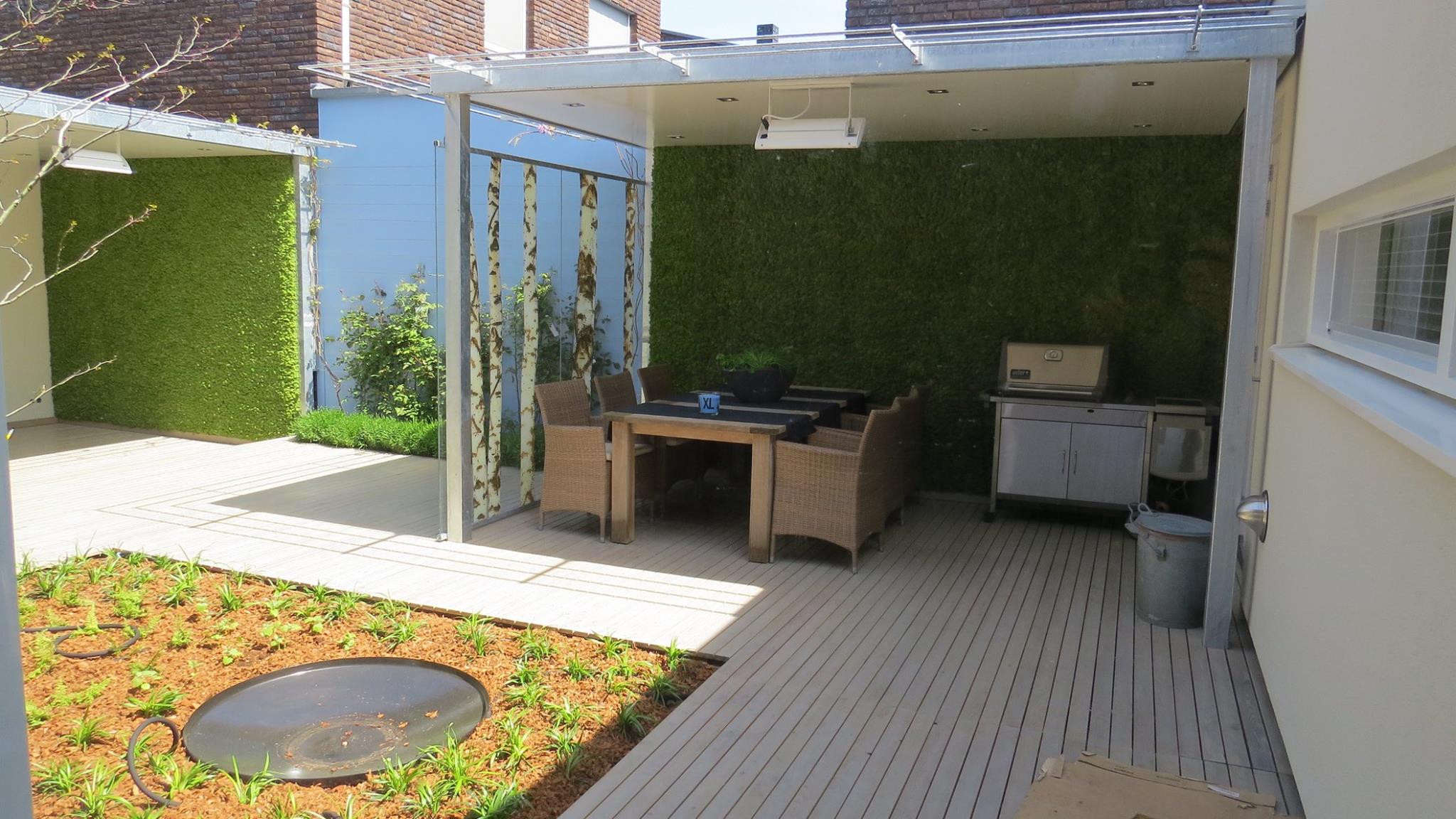 Groene muur van mos op het terras op maat gemaakt door Moswens #tuin #moswand #tuinidee