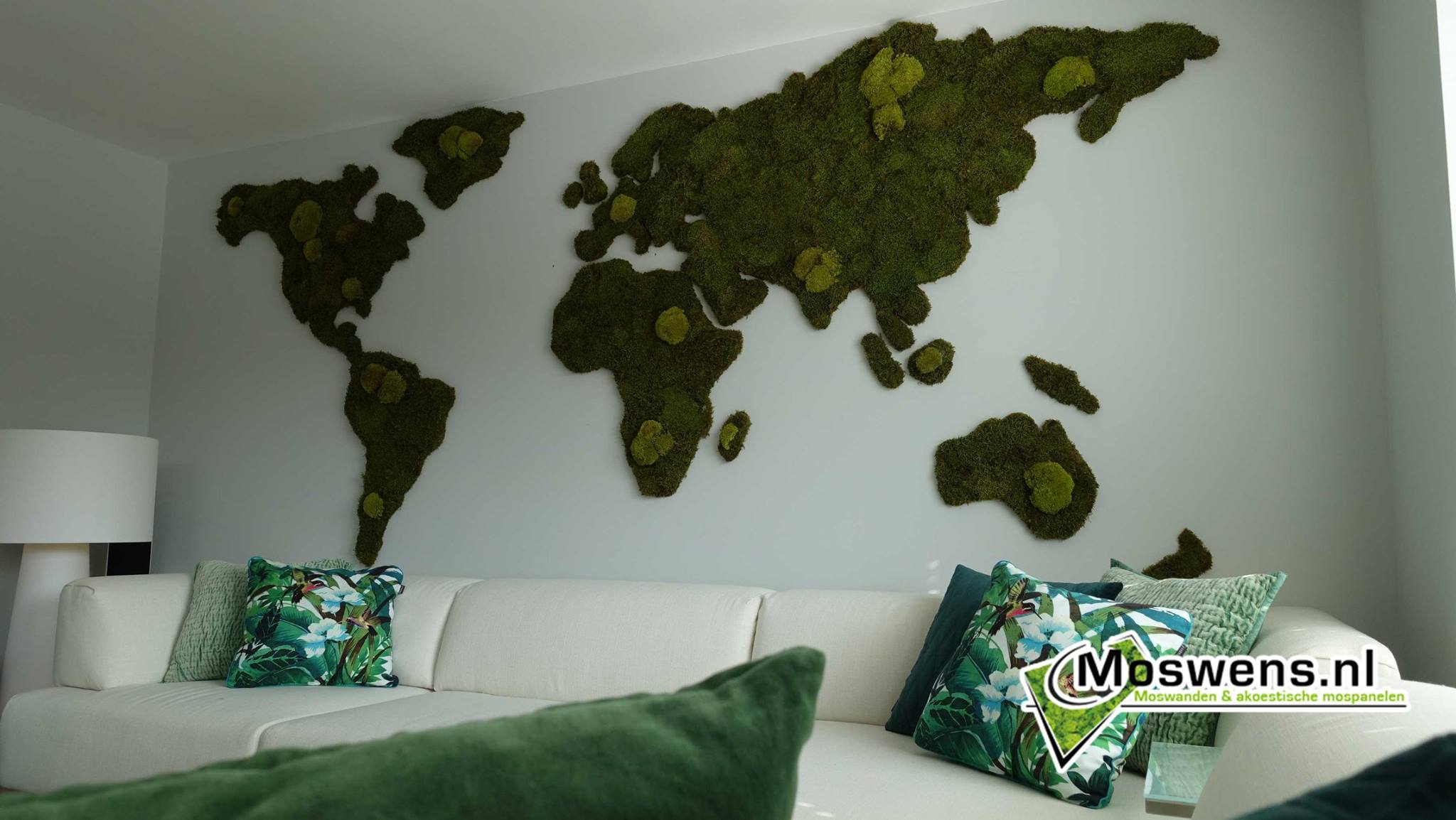 Groene wereldkaart aan de muur van Moswens #interieur #woonideeen #groen