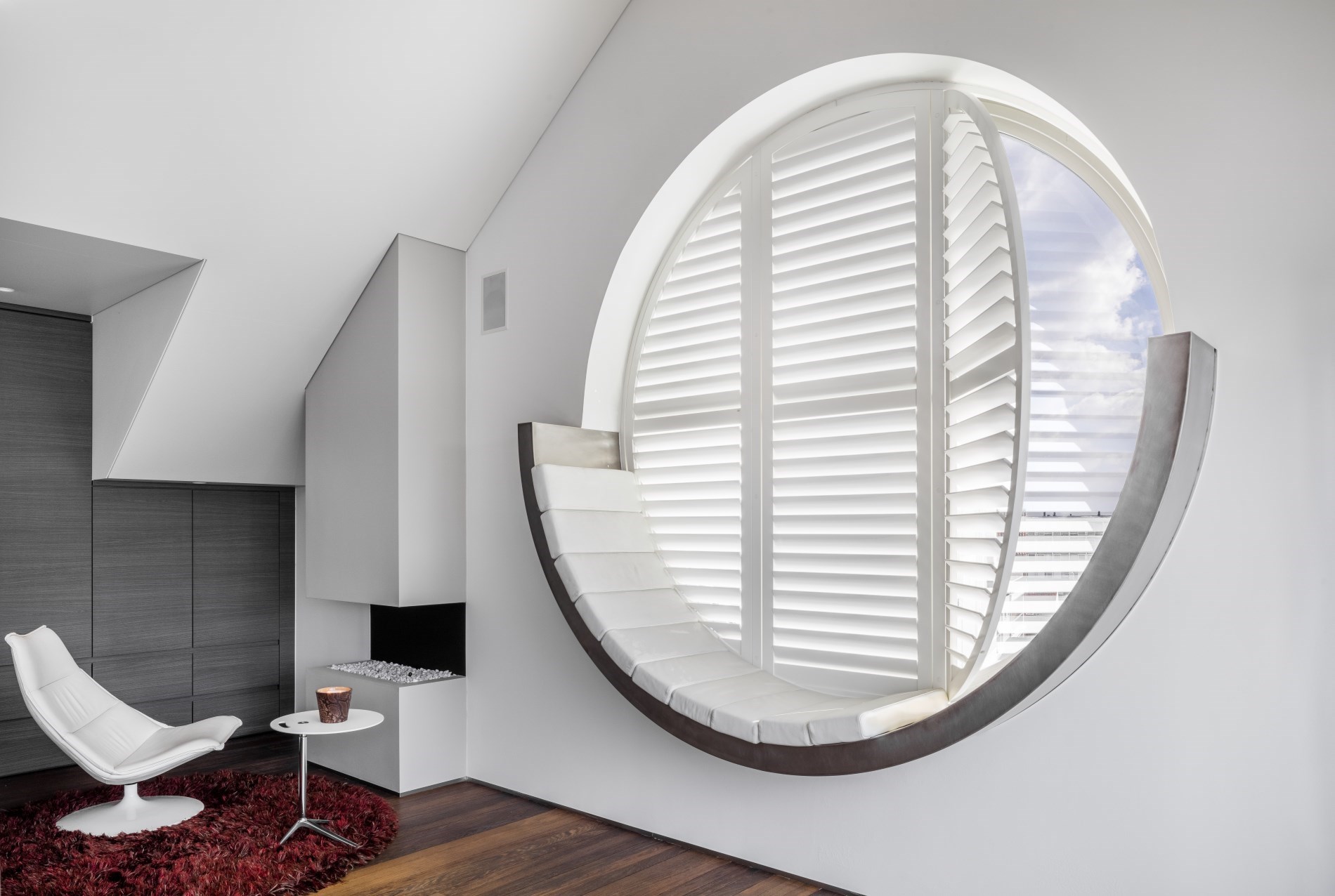 Trends in raambekleding. Shutters voor een rond raam. Shutters op maat via Jasno Shutters #trends #raambekleding #shutters #interieur